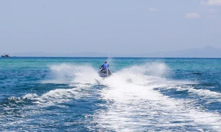 Bình Định: Mô tô nước mất lái lao vào bờ, 2 người thương vong