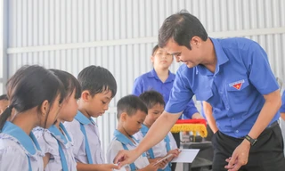 Trung ương Đoàn trao tặng hàng trăm suất học bổng cho học sinh Bình Định