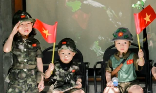 Hình ảnh 'em bé yêu nước' lan tỏa khắp mạng xã hội