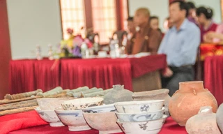 Đại đức tặng kiếm và cổ vật có nguồn gốc từ thời Tây Sơn