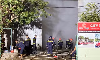 Hơn 100 người dập lửa trong đêm vụ cháy kho hàng ở Bình Định