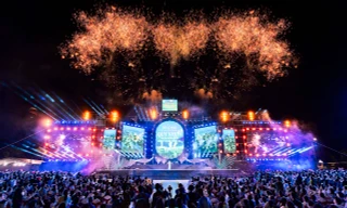 Biển người đổ về Quy Nhơn 'cháy' hết mình cùng đêm khai mạc du lịch hè