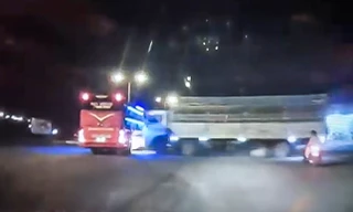 Bình Định: Hàng chục người trên xe khách bị thương sau cú tông của xe tải