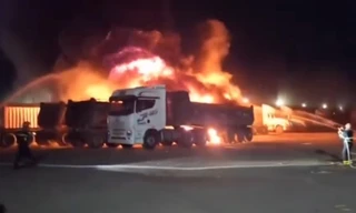 Cháy lớn trong bãi đậu xe ở Quy Nhơn