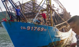 Đưa các ngư dân Quảng Nam gặp nạn trên biển vào bờ