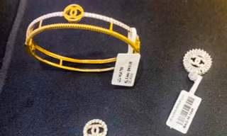 Phạt 180 triệu đồng 2 cơ sở bày bán vàng giả nhãn hiệu Chanel