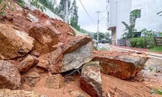 Sạt lở đất đá trong khu dân cư ở Bình Định