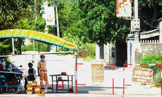 Một chốt kiểm soát COVID-19 trên địa bàn TX An Nhơn. Ảnh: Trương Định