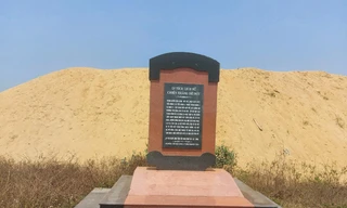 Núi cát “khổng lồ” nằm ngay phía sau bia di tích.