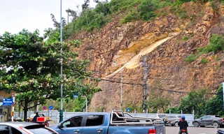 Khu vực sạt lở ở cửa ngõ TP Quy Nhơn trở thành bãi đậu xe, xả rác