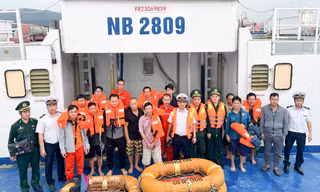 Cứu 14 người trên tàu hàng bị sóng đánh chìm ở biển Bình Định