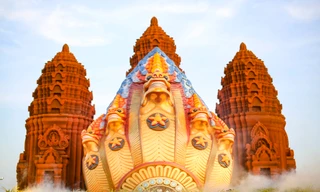 Lộ diện linh vật rắn thần Naga 5 đầu của Bình Định