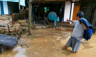 Cận cảnh sạt lở núi, nhà cửa ngập trong bùn đất ở Bình Định