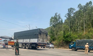 Chốt kiểm tra phòng chống dịch COVID-19 tại đèo Bình Đê - cửa ngõ ra vào phía Bắc của tỉnh Bình Định. Ảnh: A.T