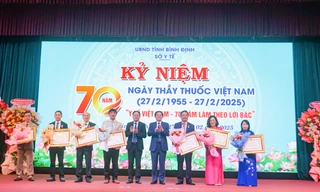  Trao quyết định của Chủ tịch nước cho 7 Thầy thuốc Ưu tú ở Bình Định