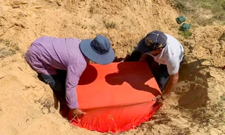 Ngư dân Quy Nhơn chôn cất cá voi ‘lụy bờ’ theo phong tục truyền thống