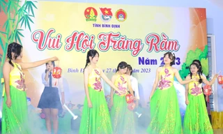 Thiếu nhi Bình Định phá cỗ vui hội trăng rằm