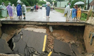 Một mố cầu của cầu Ngô La trên QL19C bị đổ sập. Ảnh: Đình Tiên