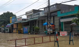 Tuyến QL 1 đoạn qua phường Trần Quang Diệu (TP Quy Nhơn) ngập sâu trong nước lũ. Ảnh: Trương Định