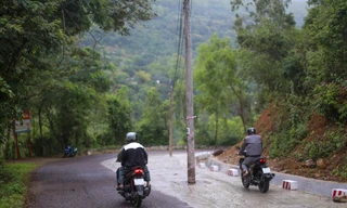 Trụ điện 'án ngữ' giữa đường ở Quy Nhơn