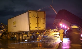 Bình Định: 3 xe tải tông liên hoàn, 5 người bị thương