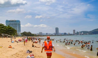 Kéo nhau đi tắm biển giữa trưa Tết Đoan Ngọ để cầu may