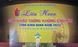 Bình Định: Nghệ nhân đang hát bất ngờ ngã quỵ trên sân khấu, sau đó qua đời