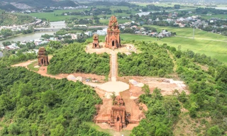 TS Đinh Bá Hòa: Phản cảm, sai lầm đưa xe cơ giới vào tu bổ tháp cổ