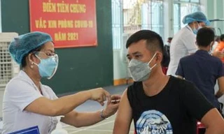 Công tác tiêm vắc xin trên địa bàn tỉnh Bình Định. Ảnh: Trương Định