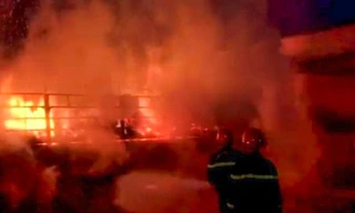 Xe chở củi bất ngờ bốc cháy, thiệt hại hơn 1,3 tỷ đồng