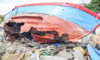 Xót xa nhìn cảnh trục vớt ghe tàu bị sóng đánh chìm sau bão