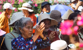 Hàng nghìn người chen chân đi lễ chùa Ông Núi