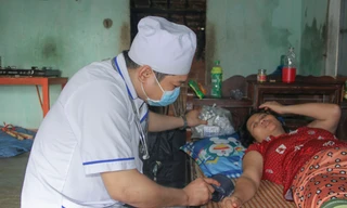 Mới nhất chuyện nữ sinh lớp 9 'bom hàng': Bác sĩ đến nhà khám, đưa bệnh nhân đi điều trị