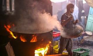 Cận cảnh nghề hấp cá giữa tiết trời như 'chảo lửa' nơi phố biển Quy Nhơn