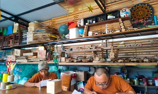 Những người khuyết tật làm 'vườn tái chế'