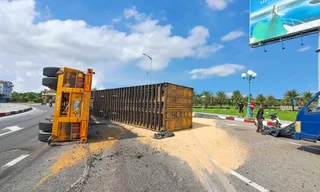 Container chở hàng liên tiếp bị lật khi qua vòng xuyến 