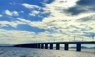 Tìm thấy thi thể nam thanh niên nhảy cầu Nhơn Hội ở Bình Định. Ảnh: Trương Định