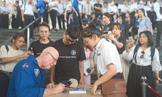 Hơn 1.000 học sinh trò chuyện cùng cựu phi hành gia NASA