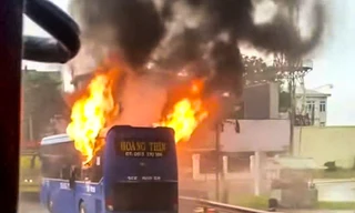 Xe khách cháy đỏ rực trên quốc lộ 1 qua Bình Định