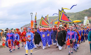 Tận thấy nghi thức rước thần Nam Hải nhập điện tại làng chài ở Bình Định