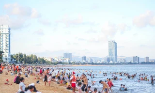Biển Quy Nhơn đông đúc nhộn nhịp trong ngày đầu nghỉ lễ 2/9