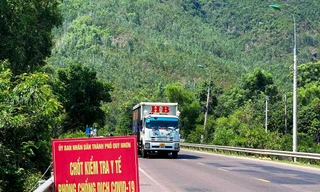 CSGT Bình Định truy bắt ô tô vượt chốt kiểm dịch