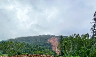 Núi Trang Dài tuôn chảy.