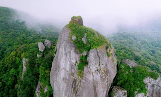 Bí ẩn tháp cổ trên tảng đá cao hơn 700m ít ai đặt chân đến được