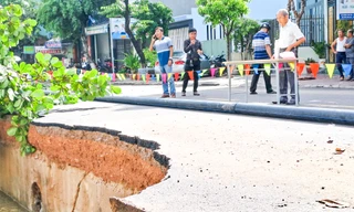 Đường bất ngờ sụt lún 'nuốt chửng' cây xanh, trụ điện