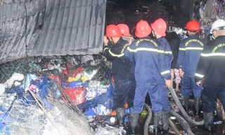 Cháy chợ lúc rạng sáng, 20 gian hàng bị thiêu rụi