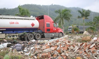 Xà bần chất thành ‘núi’ trên vỉa hè tuyến đường kết nối quan trọng ở Bình Định
