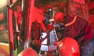 Xe khách nát đầu sau cú va chạm với ô tô tải, hơn 40 hành khách may mắn thoát nạn