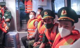 Cứu 3 ngư dân Phú Yên sau nhiều giờ lênh đênh trên biển