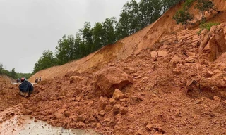 Sạt lở đất nghiêm trọng xuống đường ở Bình Định, giao thông ách tắc